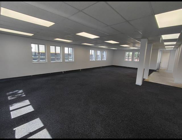 9,626M² OFFICE FOR SALE IN BRYANSTON